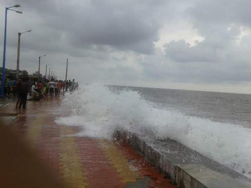 হাওয়া অফিসের রিপোর্ট অনুযায়ী জানা যায়, সপ্তমী থেকে অষ্টমী অর্থাৎ শনি ও রবিবার পর্যন্ত মূলত দক্ষিণবঙ্গের আবহাওয়া শুষ্ক থাকবে। দিনের বেলায় তাপমাত্রা বৃদ্ধি পেলেও রাতের বেলায় তাপমাত্রার পারদ কমবে। 