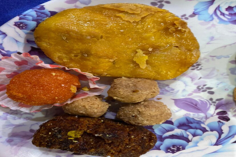 তবে পুজো মানেই ছিল মিষ্টি মুখের আয়োজন।  জমিদার বাড়ির  হোক বা বারোয়ারি মা মেয়েরা দুর্গাকে বিদায়বরণ করতেন ছানার সন্দেশ দিয়ে