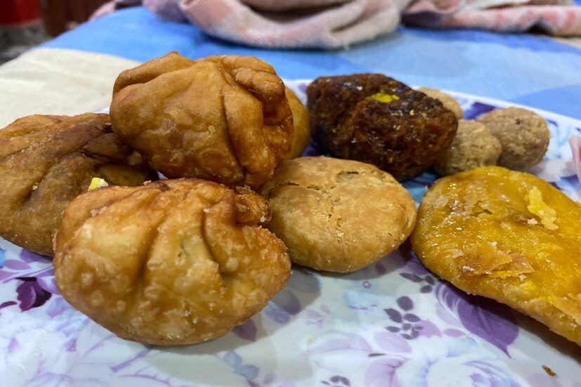 সময়ের সঙ্গে বদলেছে অনেককিছুই এখন আর দেখাই যায় না এখন প্রতিটা বাড়িতে সে ছানার সন্দেশ হোক বা হিংয়ের কচুরি ভরসা এখন বিভিন্ন মিষ্টি দোকানের উপরে