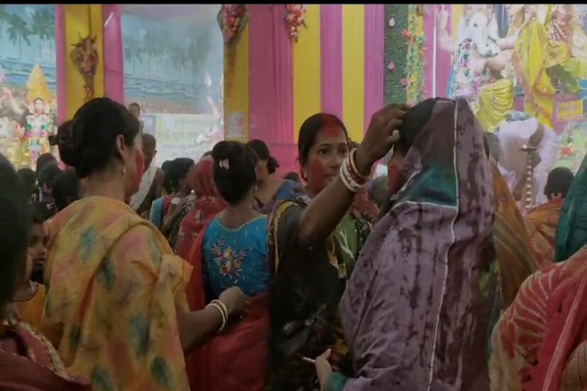 বিজয়া দশমীর দিন প্রতিমা নিরঞ্জনের পর থেকেই প্রণাম, কোলাকুলি এবং মিষ্টিমুখের পর্ব শুরু হয়ে যেত সেই প্রাচীন কাল থেকেই।
