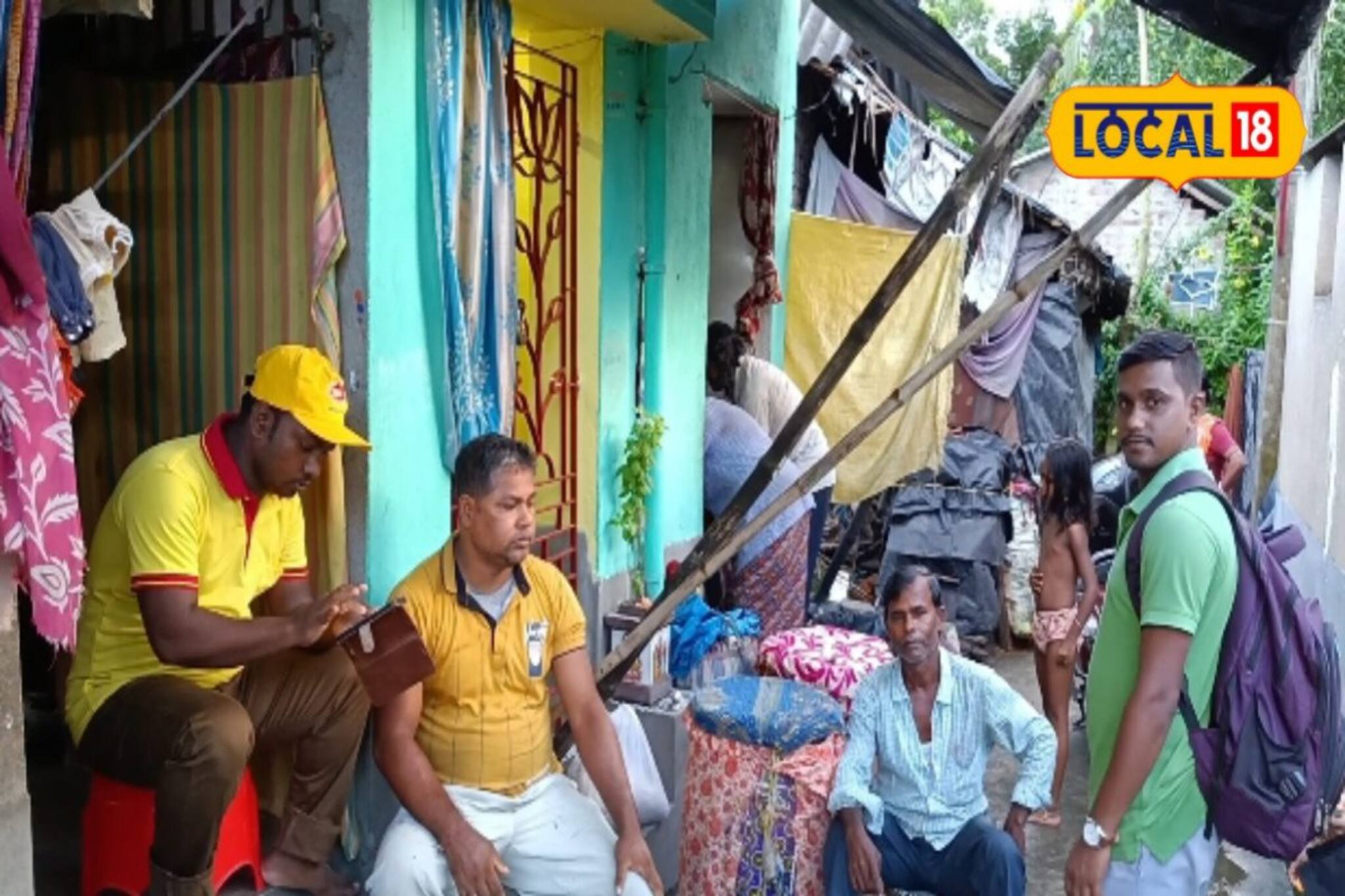 পুজো শেষে ফিরেছেন ঘরের মানুষ, ঢাকিপাড়ায় এ বার উৎসবের আনন্দ