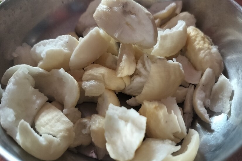 ভাদ্রমাসে তাল হওয়ার পর সেই তাল আঁটি থেকে শাঁস হতে লক্ষ্মী পুজোর সময় লক্ষ্য করা যায়। তাই এই ফল দেবী লক্ষ্মীর কাছে অর্পণ করা হয়।মা লক্ষ্মীর খুব প্রিয় বলে জানা যায়।