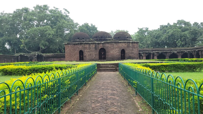 অন্যান্য সাধারণ গ্রামের মত কেশিয়াড়ির এক গ্রাম গগণেশ্বর। এখানে রয়েছে প্রাচীন ইতিহাস কুরুমবেড়া ।বিশাল এই দুর্গের চারিদিকে সুউচ্চ প্রাচীর দিয়ে ঘেরা। ভিতরে যাওয়ার একমাত্র পথ। ভিতরে প্রবেশ করলে দেখা যাবে, রয়েছে তিনটি গম্বুজ।