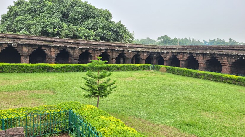 ওড়িশার রাজা কপিলেশ্বরদেবের আমলে দশ ফুট উচ্চ দেওয়াল, তিন ফুট প্রস্থ বিশিষ্ট ও অভ্যন্তরে আট ফুট প্রশস্ত খিলান যুক্ত প্রকোষ্ঠ বেষ্টিত এই সেনানিবাস বা দুর্গ নির্মিত হয়। দুর্গের ভেতর একটি গগনেশ্বর নামের শিব মন্দির, সুগভীর কূপ ছিল।