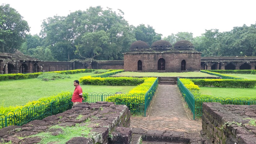 কর্মব্যস্ততার মাঝেও নিরিবিলি তে সময় কাটান। পশ্চিম মেদিনীপুরের জঙ্গলমহল অধ্যুষিত ব্লক কেশিয়াড়ি। এই কেশিয়াড়িতে রয়েছে ইতিহাসের অন্যতম নিদর্শন কুরুমবেড়া দুর্গ।
