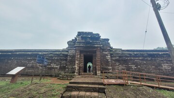 পাথুরে ভাস্কর্য আর ইতিহাসের মিলমিশ, একদিনের জন্য ঘুরে আসুন কুরুমবেড়া থেকে