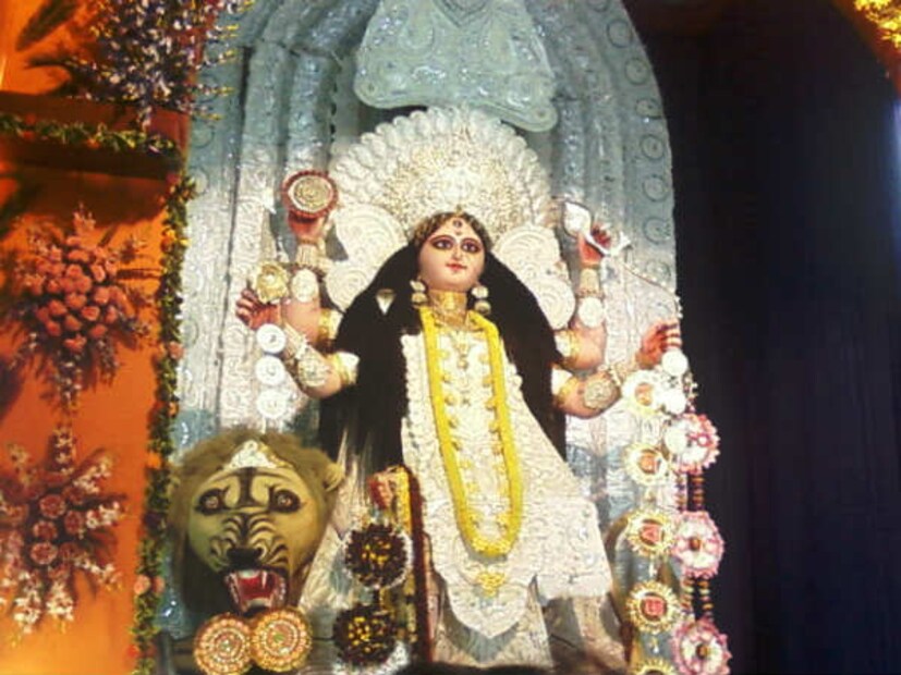 চন্দননগর ও ভদ্রেশ্বর মিলিয়ে প্রায় ৩০০-র বেশি বারোয়ারি পুজোর প্রচলন রয়েছে কেন্দ্রীয় কমিটির আওতায়। লটারির মাধ্যমে উঠে আসা পুজোগুলি অংশগ্রহণ করতে পারে নিরঞ্জনের শোভাযাত্রায়। 