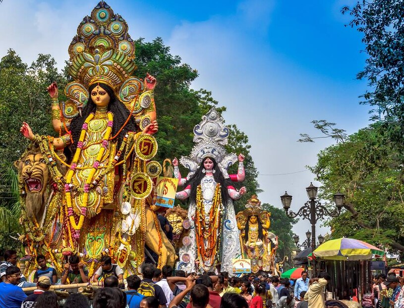 লক্ষ্মীগঞ্জের চাউলপট্টি মূলত চাল ব্যবসায়ীদের ঠিকানা। এক সময় নদীপথে বিভিন্ন জায়গায় চাল রফতানি করা হতো এই লক্ষ্মীগঞ্জের ঘাট থেকেই। তাই সেই থেকে এই পুজো চাউলপট্টি নামে খ্যাত।