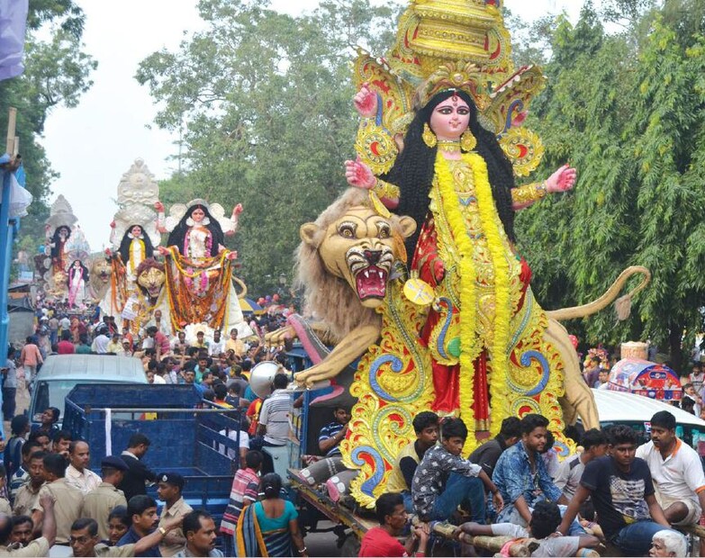 চন্দননগরের একসময় রেশমের কাপড়ের বাণিজ্য ছিল লক্ষ্মীগঞ্জ এলাকাতেই। সেখানেই চাল ও কাপড়ের ব্যবসায়ীদের মধ্যে মতান্তরে তৈরি হয় দ্বিতীয় বৃহত্তম প্রাচীন লক্ষ্মীগঞ্জ বাজারের পুজোর। 