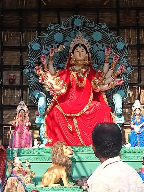 পঞ্জিকা মতে  ৩ কার্তিক, ইংরাজির ২১ অক্টোবর, শনিবার - মহাসপ্তমী নির্ঘণ্ট: পূর্বাহ্ণ ৯। ২৮। সপ্তমী রাত্রি ঘ ৭। ২১ পর্যন্ত। শ্রীশ্রী শারদীয়া দুর্গা পুজো। পূর্বাহ্ণ মধ্যে চরলগ্নে ও চরণবাংশে (কিন্তু কালবেলানুরোধে দিবা ঘ ৭।৫ গতে পূর্বাহ্ণ মধ্যে)।
