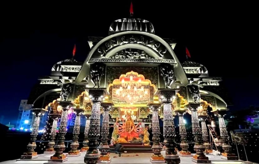 মণ্ডপের চারিদিকে কাচের কারুকার্য সঙ্গে সূক্ষ্ম কাজ সুন্দরভাবে ফুটিয়ে তুলে তাক লাগিয়ে দিয়েছেন শিল্পী অনির্বাণ দাস