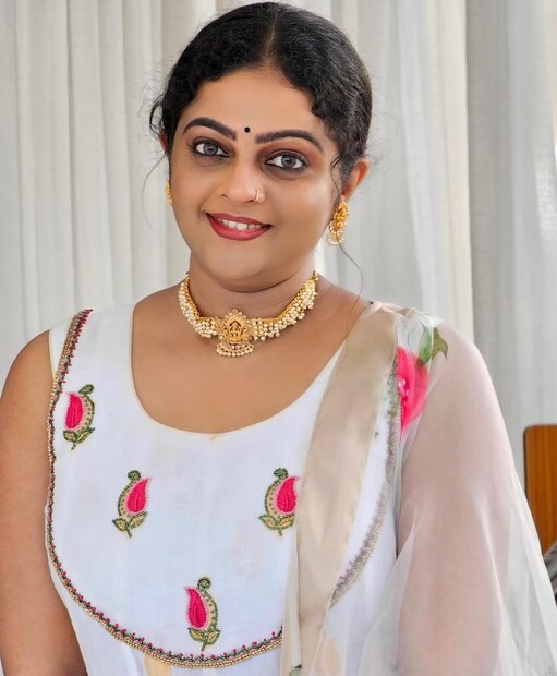   পরে কমেডি সিরিজ ‘চক্কাপাজম’-এ মুখ্য ভূমিকায় অভিনয় করেছেন অশ্বথী। নিজের প্রথম ধারাবাহিকে অভিনয়ের জন্য তিনি সেরা অভিনেত্রীর পুরস্কারও জিতেছেন। শুধু তা-ই নয়, সোশ্যাল মিডিয়াতেও বেশ সক্রিয় থাকেন অভিনেত্রী। 