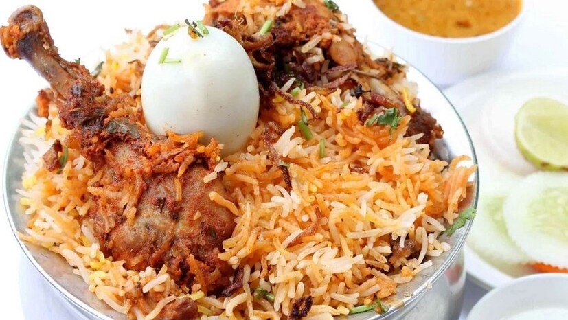 জিশান: পার্ক সার্কাসের এই দোকানের বিরিয়ানি খেলে মন ভরবেই! এই বিরিয়ানির দারুণ স্বাদ। মাংস তুলতুলে নরম! সেই সঙ্গে চালের পরিমাণ অনেক বেশি! পুজোর একদিন জমিয়ে খেতে পারেন! এটিও অনলাইনে পাওয়া যাবে! দাম সাধ্যের মধ্যেই! photo source collected 