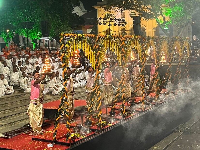 এছাড়াও অনুষ্ঠানে উপস্থিত ছিলেন মঠের সমস্ত মহারাজ।(Reported By: Amit Sarkar)