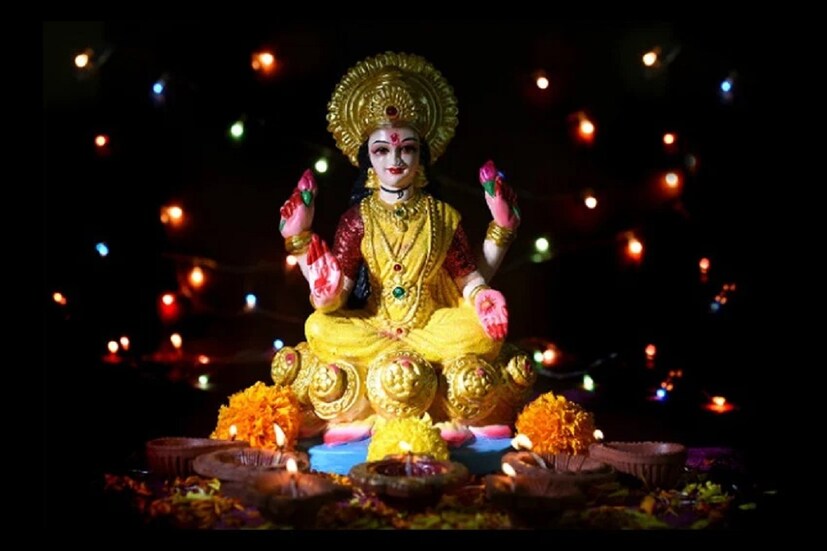 লক্ষ্মী পুজোর শুভ সময় রাত্রি ৮:৫২ থেকে ১০:২৯ মিনিট পর্যন্ত, অমৃত যোগের সেরা সময় ১০:২৯ থেকে ১২:০৫ মিনিট এবং সাধারণ সময় ১২:০৫ থেকে ১:৪১ পর্যন্ত।