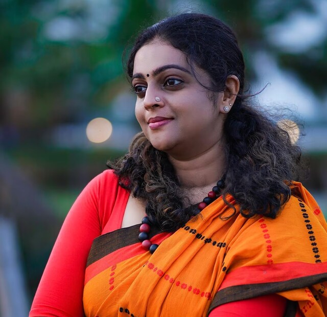 যদিও অভিনেত্রী তারকা কাব্যা মাধবনের তুলনায় অশ্বথীর সেই সময়ের লুক ও সৌন্দর্য নিয়ে চর্চা করছেন ভক্তরা।