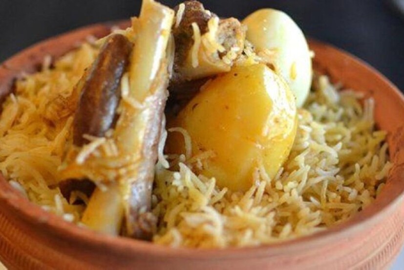 আওয়াধি বিরিয়ানি আর আমাদের কলকাতার বিরিয়ানির মধ্যে তফাত একটাই, তা হল আলু। বলা হয়, ওয়াজেদ আলী শাহ যখন কলকাতায় আসেন তখন তাঁর হাতে তেমন অর্থ ছিল না! কিন্তু তিনি খেতে এবং খাওয়াতে ভালবাসতেন। পরিচিতদের দাওয়াত দিয়ে বিরিয়ানি খাওয়াতেন। কিন্তু মাংসের দাম এত বেশি ছিল যে, বিপুল পরিমাণে মাংস কিনে বিরিয়ানি তৈরি করার খরচ বাঁচাতে বিরিয়ানিতে আলুর ব্যবহার শুরু হয়। তবে সে-সময় আলু আজকের মতো এতটাও সস্তা ছিল না! পর্তুগিজরা এদেশে আলু নিয়ে আসেন।