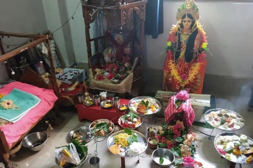 এই উপলক্ষে পঞ্জিকা মতে এই দিন নির্দিষ্ট সময়ে ব্রত পালন করতে বলা হয় এবং দেবী লক্ষ্মীর আরাধনা করলে পূণ্যফল লাভের আশা রয়েছে।  