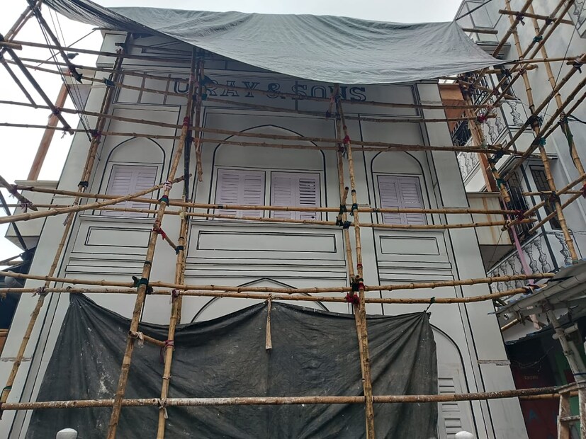 পুজোর সময় কয়েকটা দিন হাতিবাগান নবীন পল্লিতে সুকুমারময় জগতে কিছুটা সময় কাটালে দেখা মিলবে লাইভ হাঁসজারু কিংবা হুঁকো মুখো হ্যাংলার। 