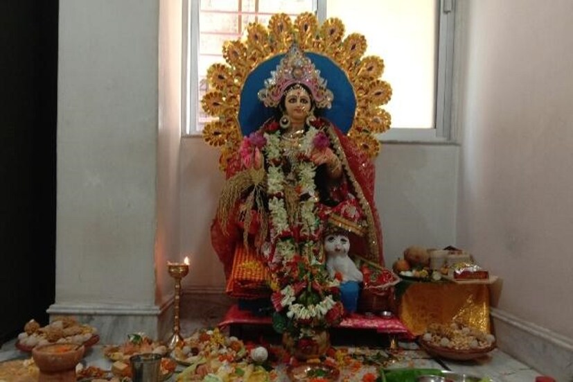 বেণীমাধব শীলের পঞ্জিকা মতে, দেবী লক্ষ্মীর পুজোর শুভ সময় প্রদোষে সন্ধ্যা ঘ ৫। ০ গতে রাত্রি ঘ ৬। ৩৬ মধ্যে। রাত্রিতে কোজাগরকৃত্য। (Disclaimer: এই প্রতিবেদনটি কেবলমাত্র সাধারণ তথ্যের জন্য, তাই বিস্তারিত জানতে হলে সর্বদা বিশেষজ্ঞের পরামর্শ নিন।) 