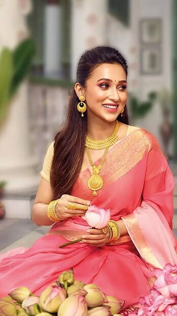  নবমীর সকালের সাজে যেন থাকে ফুলের স্নিগ্ধতা। মিমির মতোই কোনও হালকা রঙ্গের শাড়ি বেছে নিতে পারেন। 