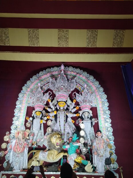 উৎসবের আনন্দ কোনও অংশে যেন মিস না হয়ে যায় তারই লক্ষ্যে অবিরাম আনন্দের সন্ধানে ঘুরে চলেছে মানুষ৷