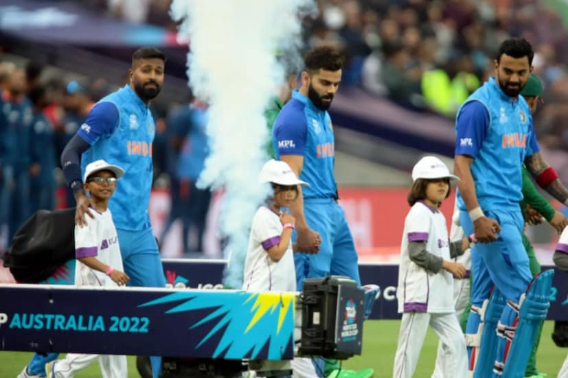 খেলা শুরুর আগে প্লেয়ারদের সঙ্গে সারিবদ্ধভাবে হাত ধরে মাঠে প্রবেশ করেন এই শিশুরা। জাতীয় সঙ্গীতের সময় প্লেয়ারদের সঙ্গে দাঁড়িয়ে জাতীয় গাইতে দেখা যায় শিশুদের। কিন্তু  কেন এমনটা করা হয়, এই শিশুদের কী বলা হয় তার উত্তর অজানা অনেকের।