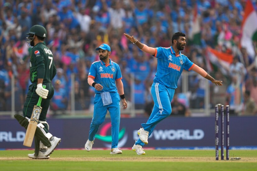 পাকিস্তানকে হারানোর পর ভারত ৩টি ম্যাচ খেলে তিনটি জয় পেল। যার ফলে টিম ইন্ডিয়ার পয়েন্ট দাঁড়াল ৬। নিউজিল্যান্ডেরও পয়েন্ট ছয়. কিন্তু নেট রান রেটে শীর্ষে ভারত। রোহিত-বিরাটেদের নেট রানরেট ১.৮২১।   (Photo Courtesy- AP)