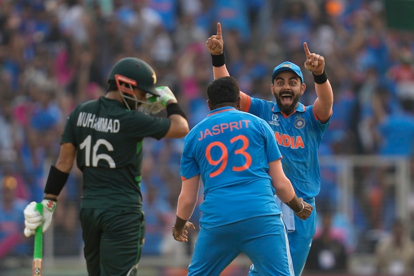 এদিন শুধু পাকিস্তানের বিরুদ্ধে ম্যাচ জয় নয়, এবারের বিশ্বকাপে জয়ের হ্যাটট্রিকও করে ফেলল টিম ইন্ডিয়া। অস্ট্রেলিয়া, আফগানিস্তান ও পাকিস্তানকে হারিয়ে বিশ্বকাপের গ্রুপ টেবিলের শীর্ষ স্থানও দখল করল রোহিত শর্মা-বিরাট কোহলিরা।   (Photo Courtesy- AP)