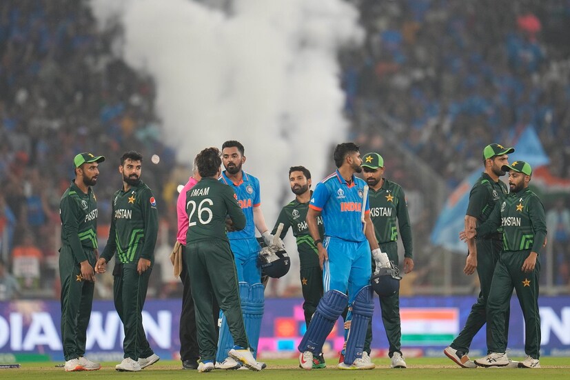 এছাড়াও আরও একটি সম্ভাবনা রয়েছে ভারত বনাম পাকিস্তান ম্যাচ হওয়ার৷ সেই ম্যাচ হলে ম্যাচের ভ্যেনু হবে শনিবারে পাকিস্তানের বধ্যভূমি আহমেদাবাদই৷ সেক্ষেত্রে ভারত ও পাকিস্তান দুটি আলাদা সেমিফাইনাল খেলবে এবং নিজের নিজের ম্যাচ জিতে ফাইনালের টিকিট পাবে৷ ফলে ১৯ নভেম্বর হবে বিশ্বকাপের মেগা ফাইনাল৷ এরকম হলে বিশ্বকাপের ইতিহাসে প্রথমবার ফাইনালে মুখোমুখি হবে ভারত ও পাকিস্তান৷ Photo- AP 
