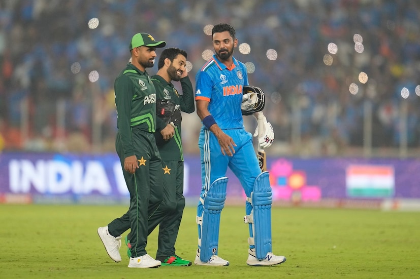 আবার যদি ভারত ও পাকিস্তান এই দুটি দল দুই এবং তৃতীয় স্থানে থাকা অবস্থায় সেমিফাইনালের টিকিট পায় তাহলে ফের একবার দুই দলের মধ্যে সেমিফাইনাল হতে পারে৷ সেক্ষেত্রে ইডেন গার্ডেন্সে ১৬ নভেম্বর মুখোমুখি হতে পারে ভারত ও পাকিস্তান৷ Photo- AP 