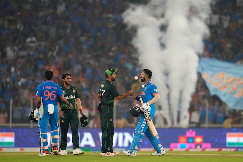 : ভারত বনাম পাকিস্তান এই শব্দবন্ধটা উচ্চারণ হলেই বিশ্বজোড়া ক্রিকেটপ্রেমীরা কান খাড়া করে নেন৷ কবে, কোথায় , কখন৷ আসলে এই দুই চির প্রতিদ্বন্দ্বী দলের ক্রিকেটের লড়াইয়ের সম্পর্ক যেমন দুরন্ত পারস্পরিক কূটনৈতিক সম্পর্ক ঠিক উল্টো৷ ফলে নানা বাধা নিষেধে সেই খেলা একমাত্র আইসিসি বা এশিয়ান ক্রিকেট কাউন্সিলের ইভেন্টেই হয়৷ এবারের বিশ্বকাপের প্রথম ম্যাচে ভারত ১১৭ বল বাকি থাকতে ৭ উইকেটে পাকিস্তান বধ করে৷ Photo- AP 