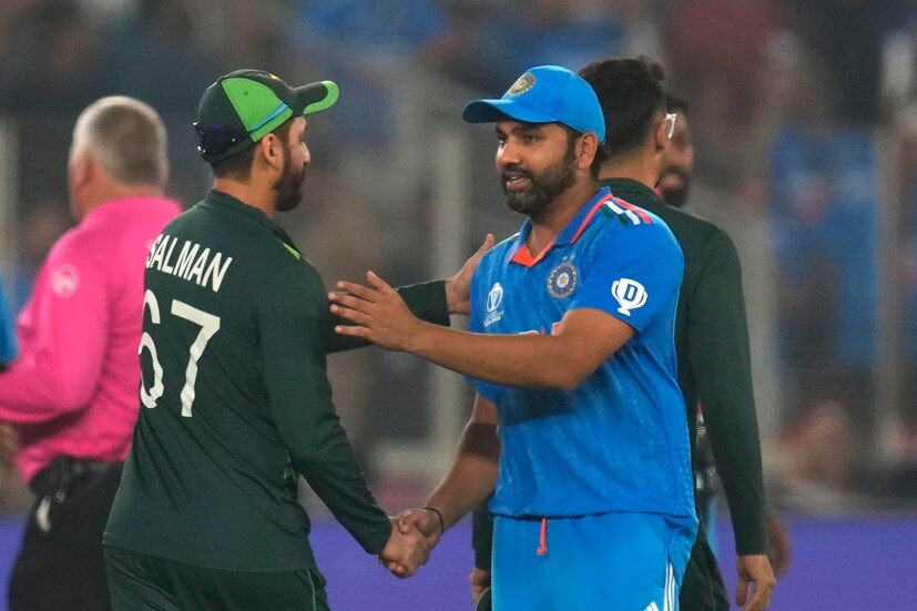 এবারের বিশ্বকাপে প্রাথমিক পর্বে সব দলই একে অপরের বিরুদ্ধে খেলছে৷ আর সেখান থেকে টপ চারটি দল পরের রাউন্ডে পৌঁছে যাবে৷ সেখানে গ্রুপের এক নম্বরে থেকে যে দল যাবে সে খেলবে চার নম্বর হয়ে সেমিফাইনালে ওঠা দলের বিরুদ্ধে৷ এই দুই স্থানে থেকে যদি ভারত ও পাকিস্তান সেমিফাইনালে ওঠে তাহলে মুম্বইয়ের ওয়াংখেড়েতে প্রথম সেমিফাইনালে ১৫ নভেম্বর একে অপরের মুখোমুখি হবে৷ Photo- AP 