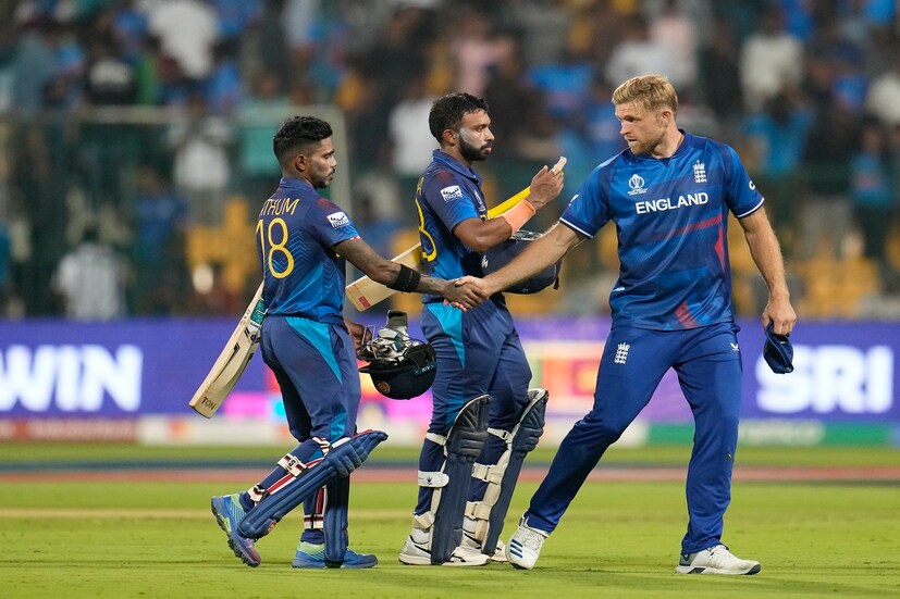 চলতি বিশ্বকাপে হেরেই চলেছে ইংল্যান্ড ৷ বাটলারদের খেলা দেখে মনেই হচ্ছে না, তাঁরা গতবারের চ্যাম্পিয়ন ৷ বৃহস্পতিবার শ্রীলঙ্কার বিরুদ্ধেও হেরে কার্যত বিশ্বকাপ থেকে বিদায় ইংল্যান্ডের ৷ কেন এই দুর্দশা বিশ্বচ্যাম্পিয়নদের ? তার কয়েকটি কারণ আলোচনা করা হল ৷ (AP Photo/Aijaz Rahi)