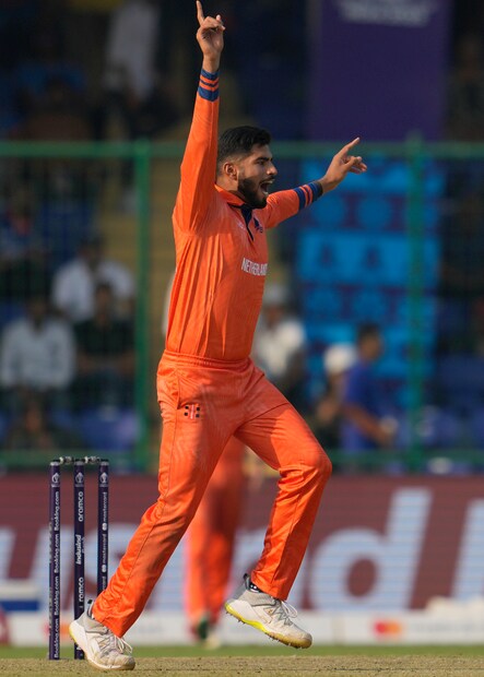 পায়ের যন্ত্রণার কারণে পেস বোলিং করতে সমস্যা পড়েন আরিয়ান। পেস বোলিং করার সময় পায়ে বেশি চাপ পড়ে। ফলে আরও বেশি ব্যথা অনুভব হত। তাই কোচ অমিত উনিয়ালের পরামর্শেই স্পিন বল করা শুরু করেন আরিয়ান দত্ত। তাতেও আসে সাফল্য।