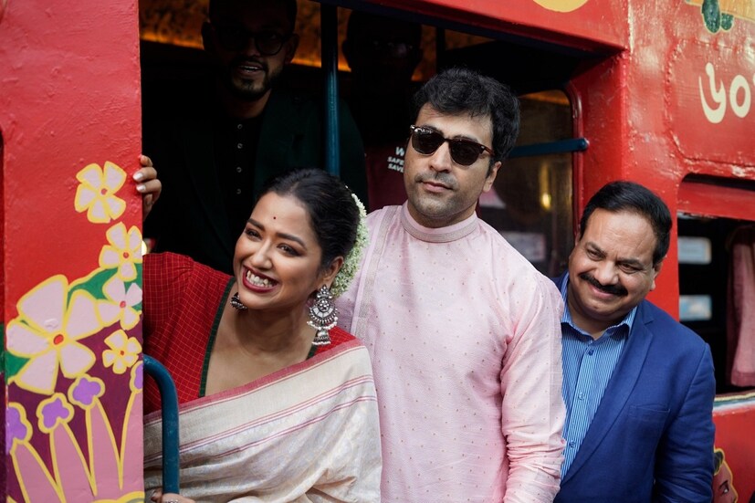 বিগত প্রায় চার দশক ধরে কলকাতার দুর্গাপুজোর সঙ্গে ওতপ্রোত ভাবে জড়িয়ে রয়েছে এশিয়ান পেইন্টস। সৌজন্যে শারদ সম্মান। এশিয়ান পেইন্টস শুধুমাত্র বাংলার এই সমৃদ্ধ ঐতিহ্যে যোগদানই করে না, তার সঙ্গে ব্র্যান্ডের ‘ষোলো আনা বাঙালি’ অস্তিত্বটাকেও তুলে ধরে। বঙ্গের সংস্কৃতির প্রতি সংস্থার একটা গভীর উপলব্ধি রয়েছে। ফলে তারা দুর্গাপুজো উদযাপনের সৃজনশীল বিবর্তনের অবিচ্ছেদ্য অঙ্গ হয়ে উঠেছে। ফলে আরও একবার বাংলার মানুষের জন্য উষ্ণতায় ভরা এক উদ্যোগ নিয়ে এল এশিয়ান পেইন্টস।