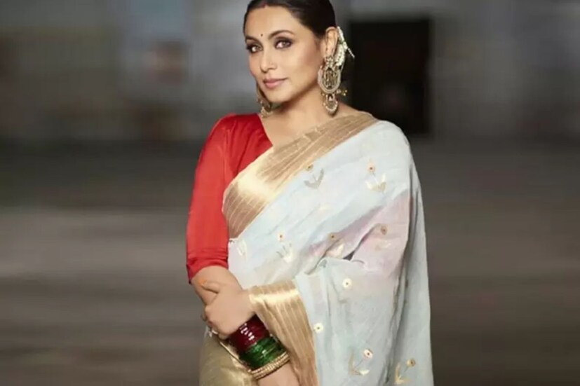  আটপৌরে সাদা শাড়ির সঙ্গে লাল ব্লাউজ, রানির এই সাজ অষ্টমীর অঞ্জলি দেওয়ার জন্য আদর্শ৷ 