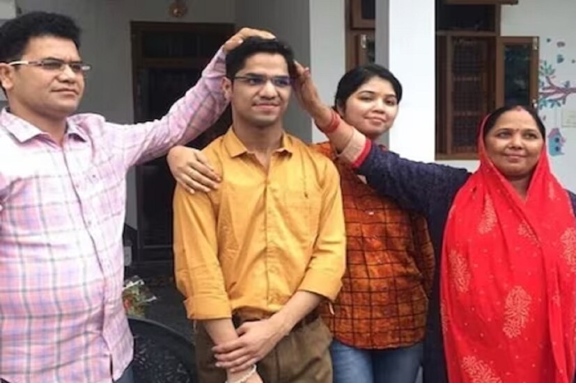 ইউপিএসসি পরীক্ষাকে ভারতের সবচেয়ে কঠিন সরকারি চাকরিতে নিয়োগের পরীক্ষা বলে মনে করা হয়। এই পরীক্ষায় পাশ করা খুব একটা সহজ নয়। প্রতি বছর লক্ষ লক্ষ পরীক্ষার্থী আইএএস-আইপিএস হওয়ার স্বপ্ন নিয়ে ইউপিএসসি সিভিল সার্ভিসেস পরীক্ষায় অংশ নেন। তবে প্রথম চেষ্টায় খুব কম পরীক্ষার্থীরাই সফলতা পান। আজ আমরা এমন একজন আইপিএস অফিসারের সম্পর্কে জানব যিনি মাত্র ২১ বছর বয়সে কোনও কোচিং ছাড়াই ইউপিএসসি পরীক্ষায় সাফল্যের সঙ্গে উত্তীর্ণ হয়েছেন। 