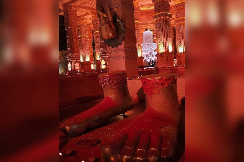 ১৯৪০ সালের পুণ্য তিথিতে ‘আহিরীটোলা সার্বজনীন দুর্গোৎসব সমিতি’-র মাতৃবন্দনার সূচনা হয়। আজ তাঁরা ৮৪ তম বর্ষের মাতৃ আরাধনায় ব্রতী হতে চলেছেন। বহু প্রবীণ-নবীন যুবক যুবতীর অক্লান্ত প্রচেষ্টায় ‘আহিরীটোলা সার্বজনীন দুর্গোৎসব সমিতি’ এক নবদিগন্তের দিকে এগিয়ে চলে। 