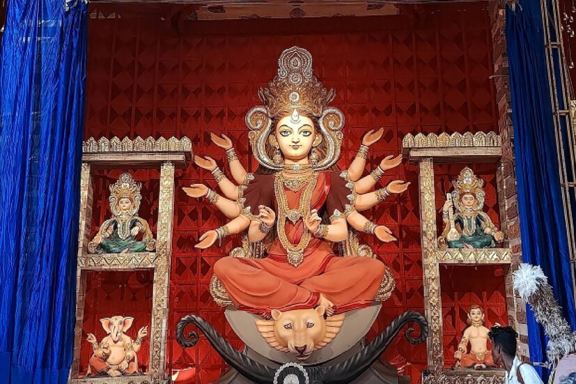 ‘তোমায় নতুন করে পাব বলে হারাই ক্ষণে ক্ষণ’, যা নতুন রূপে বারবার ফিরে আসে তার সম্পর্কেই তো এমন কথা বলা যোয়। এমনই এক বিষয় নিয়ে আহিরীটোলা সার্বজনীন দুর্গোৎসব সমিতির এ বছরের পুজোর থিম ‘অবিনশ্বর’– আদি অজ অক্ষয়, অথাৎ যাঁর বিনাশ নেই।