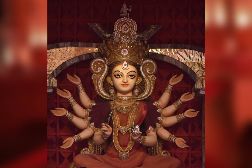 যিনি চিরকাল ছিলেন, চিরকাল আছেন, চিরকাল থাকবেন। এবছর মণ্ডপ তৈরি হয়েছে গুজরাতের সোমনাথ মন্দিরের অনুপ্রেরণায়। শিবের ১০৮ নাম ও শিবের স্রোত দিয়ে সাজানো হয়েছে এবছরের মণ্ডপ। 