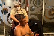 খালি গায়ে দিব্যি ম্যাসাজ নিতে নিতেই সারছেন অফিসের মিটিং! Air Asia-র সিইও-র কাণ্ড