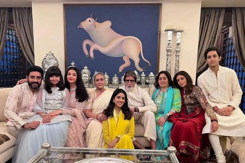 জলসার অন্দরসজ্জায় রয়েছে দেশীয় সংস্কৃতির ছোঁয়া। বাড়ির বিভিন্ন জায়গায় শিল্পের নিদর্শন স্পষ্ট। এমনই ভাল পেইন্টিং রাখতে পারেন আপনার বাড়ির ড্রইংরুমেও। 