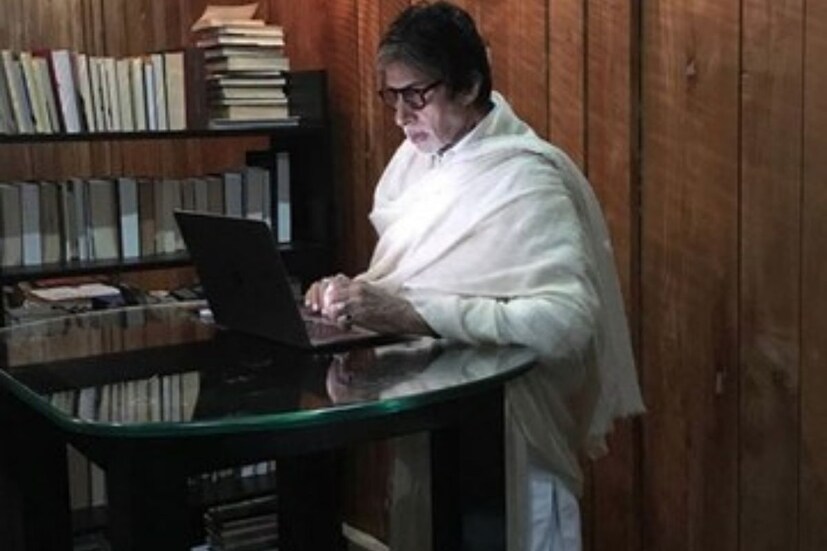 লিখতে এবং পড়তে ভীষণ ভালবাসেন বিগ বি। তাই জলসার অন্দরে রয়েছে একটি বিরাট স্টাডি রুম। বাড়ির কোনও একটি ঘরকে স্টাডি রুম করতেই পারেন। বাড়ির কোনও একটি প্রান্তেও সাজিয়ে রাখতে পারেন বই। 