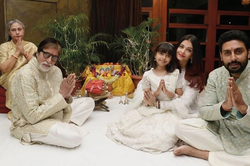 বাড়ির মধ‍্যে রয়েছে মন্দিরও। ঠাকুরের মূর্তিও রাখা হয়েছে সেখানে। 