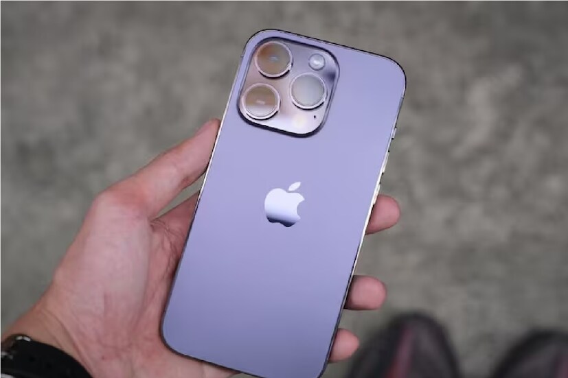 iPhone 14-এর ফিচার্সের কথা বলতে গেলে, এই ফোন সেটে একটি ৬.১-ইঞ্চি সুপার রেটিনা XDR OLED ডিসপ্লে, পিছনে দুটি 12MP ক্যামেরা এবং Apple-এর A15 বায়োনিক প্রসেসর রয়েছে। এর ব্যাটারিও দারুণ শক্তিশালী  3,279mAh ব্যাটারি রয়েছে।