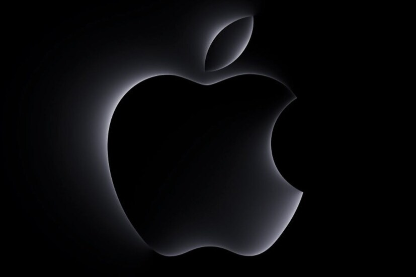 ৮জিবি ইউনিফাইড মেমরি / ২৫৬ জিবি স্টোরেজ-সহ iMac-এর ১০-কোর GPU সংস্করণটির দাম ভারতে ১৫৪৯০০ টাকা এবং দুটি থান্ডারবোল্ট বা USB ৪ পোর্ট, দুটি USB ৩ পোর্ট, গিগাবিট ইথারনেট এবং টাচ আইডি সমর্থন সহ আসে৷ অন্য দিকে ৮জিবি ইউনিফাইড মেমরি এবং ৫১২ জিবি স্টোরেজ সহ টপ-অফ-দ্য-লাইন iMac-এর দাম ১,৭৪,৯০০ টাকা। হাই-এন্ড iMac ৭ টি রঙের বিকল্পে উপলব্ধ - নীল, সবুজ, গোলাপি, রুপোলি, হলুদ, কমলা এবং বেগুনি।