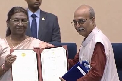 জাতীয় পুরস্কার পেলেন নির্মাতা অভিজিৎ বন্দ্যোপাধ্যায়।