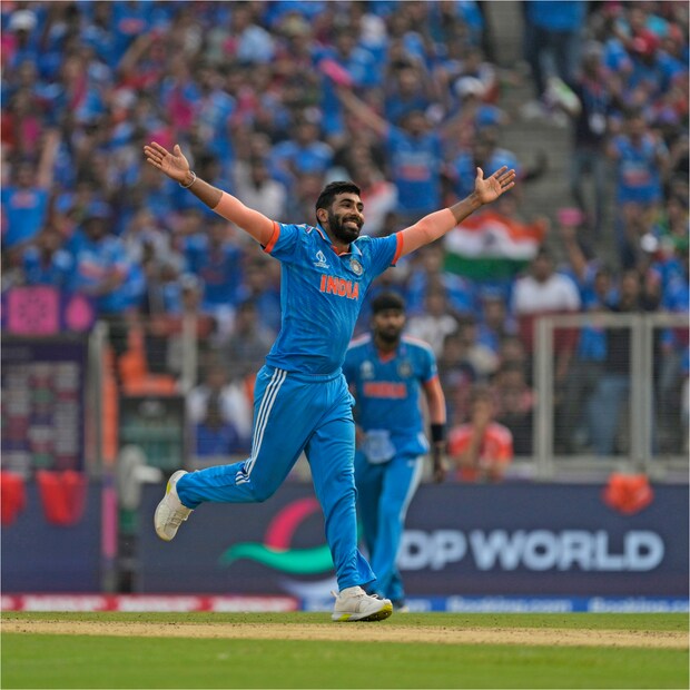 এদিন ম্যাচে প্রথমে ব্যাট করে ৪২.৫ ওভারে ১৯১ রান করে আউট হয়ে যায় পাকিস্তান। জবাবে ৩০.৩ ওভারে জয়ের লক্ষ্যে পৌছে যায় টিম ইন্ডিয়া। ৭ উইকেটে ম্যাচ জেতে ভারতের। ওডিআই বিশ্বকাপে পাকিস্তানের বিরুদ্ধে ৮-০ করল টিম ইন্ডিয়া।  (Photo Courtesy- AP)