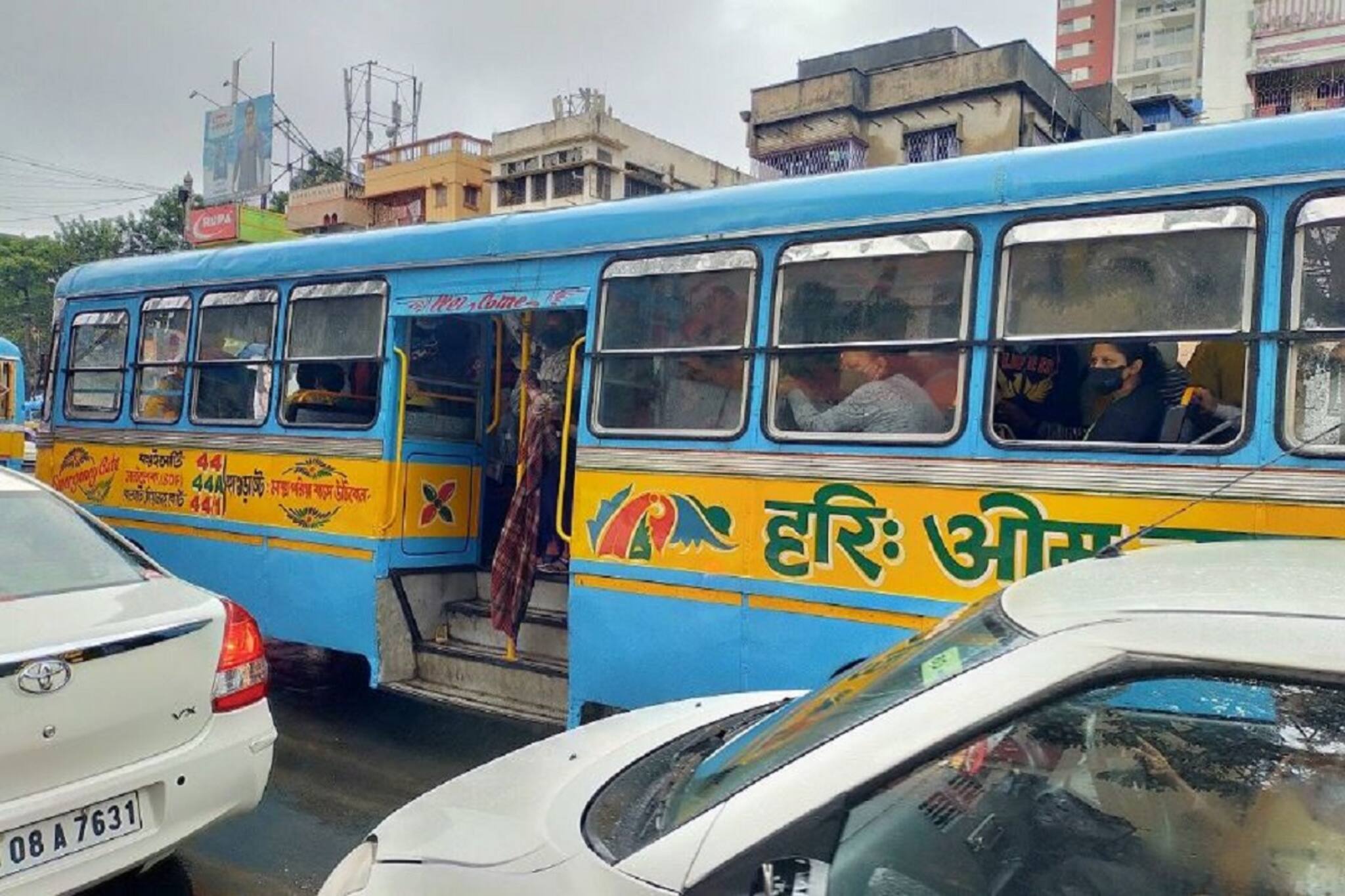 পুজোর ভিড়েই লুকিয়ে বিপদ! পঞ্চমীর সন্ধ্যায় লেক টাউনে বাসে যা ঘটল, সাবধান